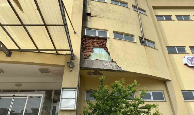 Kullanılmayan AVM harabeye döndü