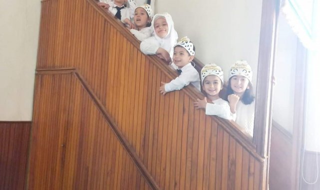 Kur'an-ı Kerim öğrenen minikler belgelerini aldı