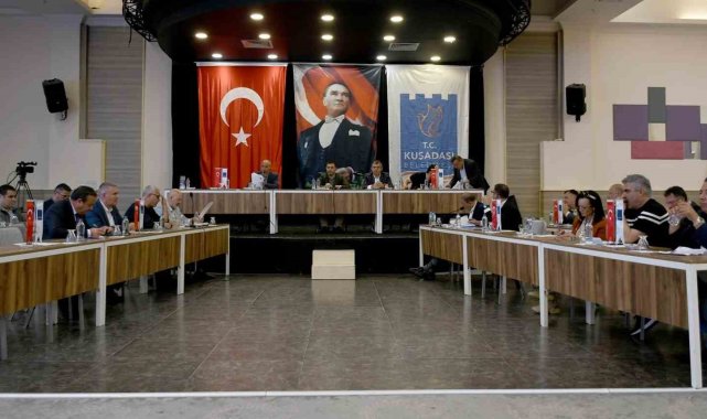 Kuşadası Belediyesi eski başkanlarından Suyolcu'nun adı kent meydanında yaşayacak