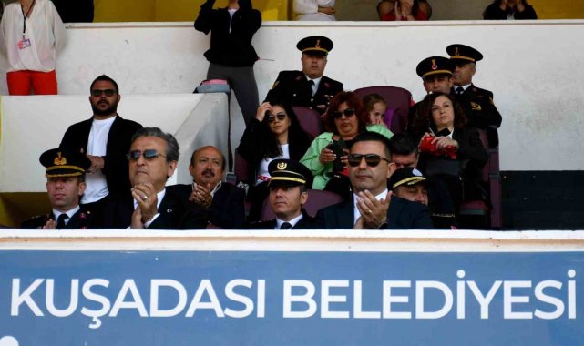 Kuşadası'nda 19 Mayıs kutlamaları renkli görüntülere sahne oldu