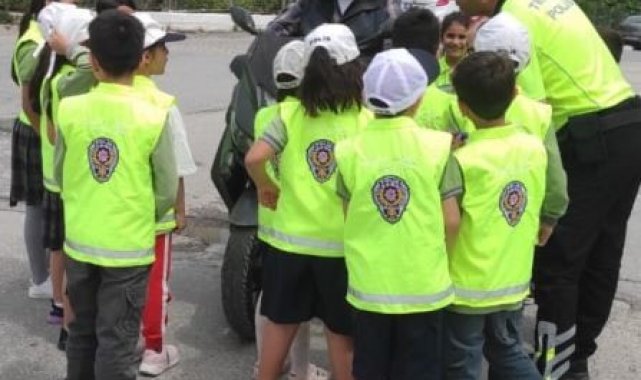 Kuşadası'nda, trafik ekipleri öğrencileri bilgilendirdi