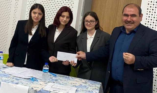 Kütahya Necip Fazıl Kısakürek Anadolu Lisesinde münazara turnuvası