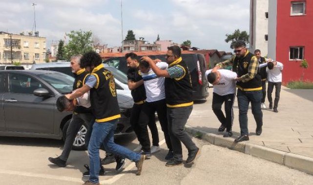 Kuyumcuya giren çarşaflı soyguncular, tabanca tutukluk yapınca kaçmış
