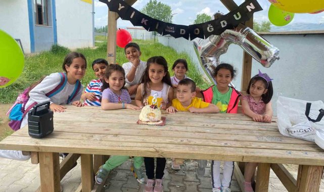KYK yurdunda yaşayan depremzede çocuğa sürpriz doğum günü kutlaması
