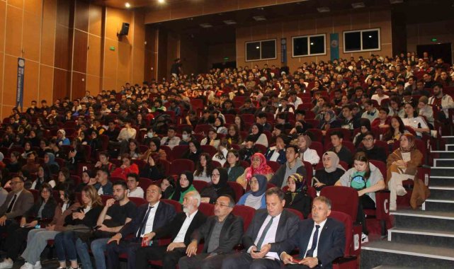 Lise öğrencilerinden konferansa yoğun ilgi