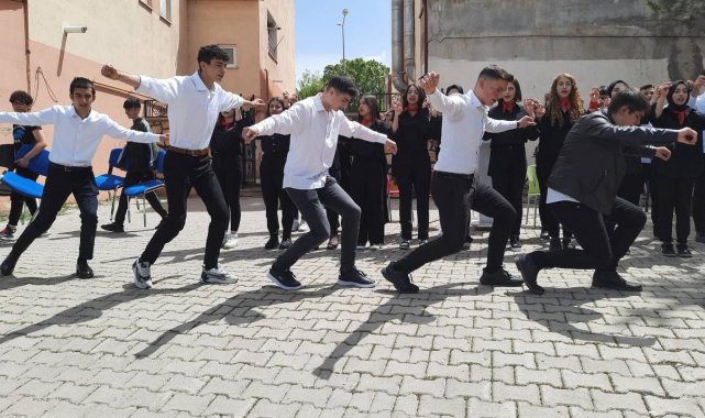 Liseli gençler bahar şenliğinde doyasıya eğlendi