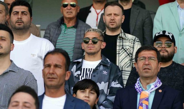 Lucas Torreira, Eyüpspor - Ankara Keçiörengücü maçını takip ediyor