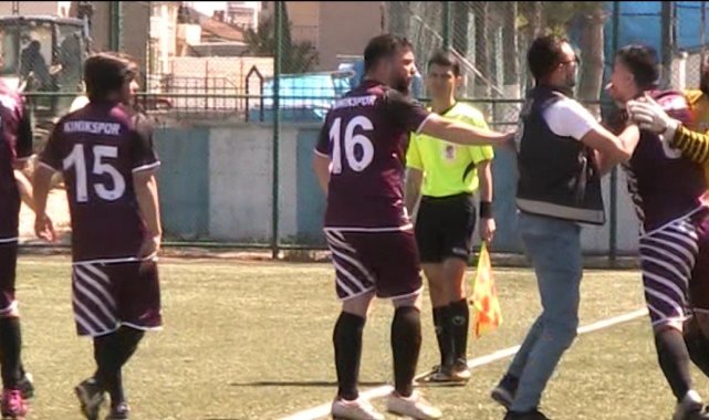 Maçın 90+5'inci dakikasında gelen gol sonrası saha içi bir anda karışırken, hakem maçı iptal etti
