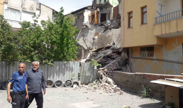 Malatya'da ağır hasarlı bina çöktü