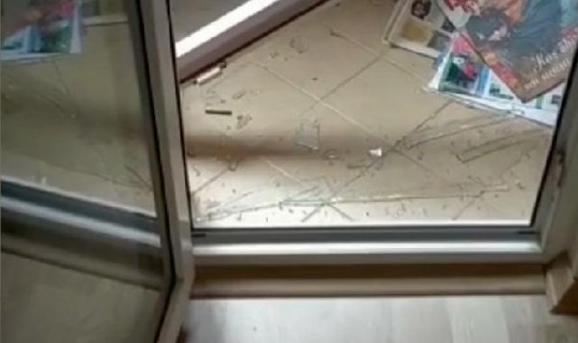 Maltepe'de devrilen ağacın dalları bir dairenin balkonundan içeri girdi