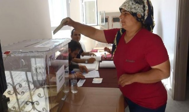Manavgat yangınının sembol mahallesinde seçmen sandık başında