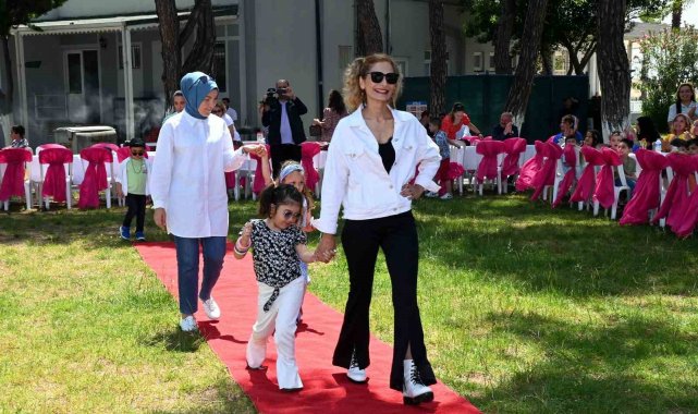 Manavgat'ta anneler gününe özel 90'lı yıllar modası