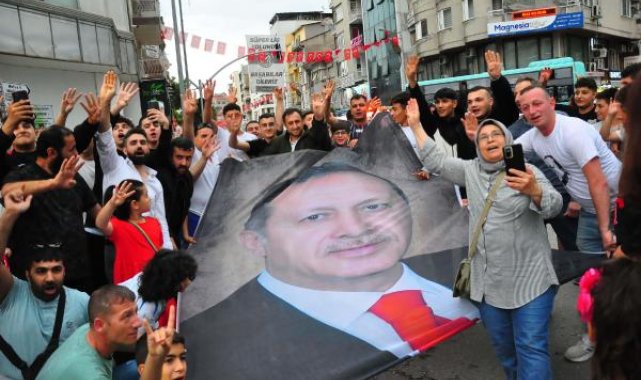 Manisa'da halaylı seçim kutlaması