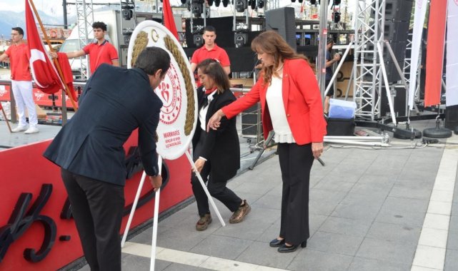 Marmaris'te 19 Mayıs kutlamaları çelenk sunma töreni ile başladı