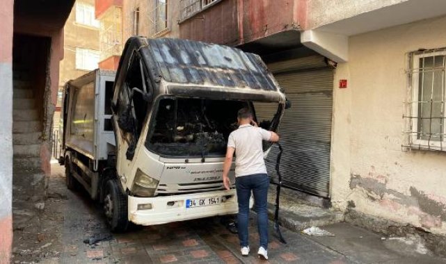 Maskeli 2 kişi, durdurdukları çöp kamyonunu benzin döküp yaktı