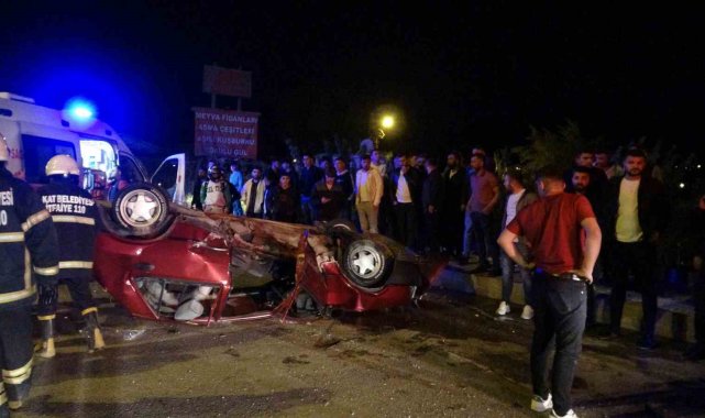 Meraklı kalabalık takla atan aracı el birliğiyle çekiciye yükledi
