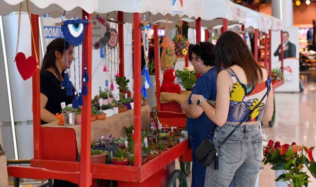 Mersin'de 'Çiçek Pazarı' bu kez Anneler Günü için açıldı
