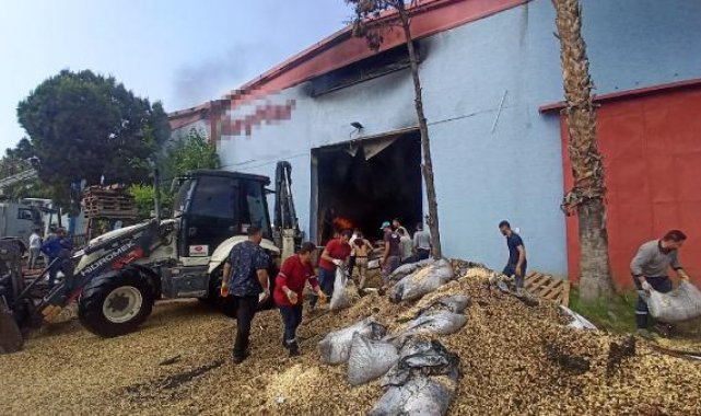 Mersin'de kuruyemiş fabrikasında yangın