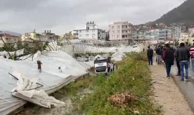 Mersin'de kuvvetli rüzgar, seraları yıktı