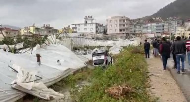 Mersin'de kuvvetli rüzgar, seraları yıktı