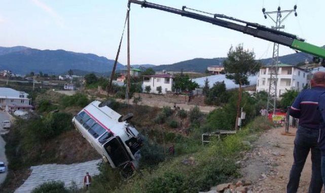 Mersin'de okul servisi şarampole yuvarlandı: 6'sı öğrenci 7 yaralı