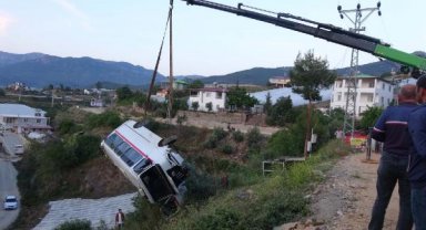 Mersin'de okul servisi şarampole yuvarlandı: 6'sı öğrenci 7 yaralı