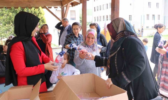 Meslek liseli öğrenciler depremzede çocukları yaptıkları bebeklerle sevindirdi