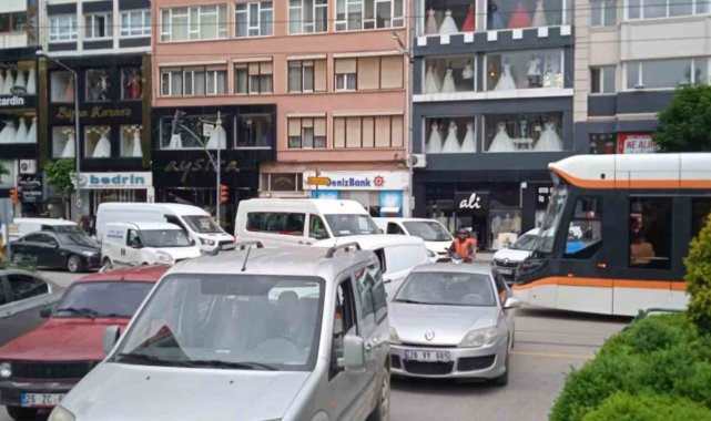 Metrelerce uzayan otobüs kuyruğu trafiğin sıkışmasına neden oldu