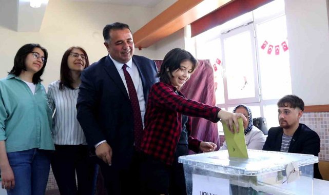 Milletvekili Kaya, ailesiyle oyunu kullandı