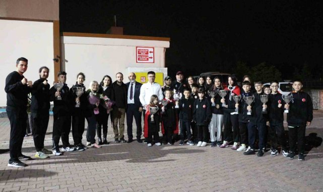 Milli sporculara coşkulu karşılama