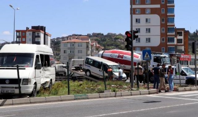 Minibüsler çarpıştı: 1'i ağır, 6 yaralı