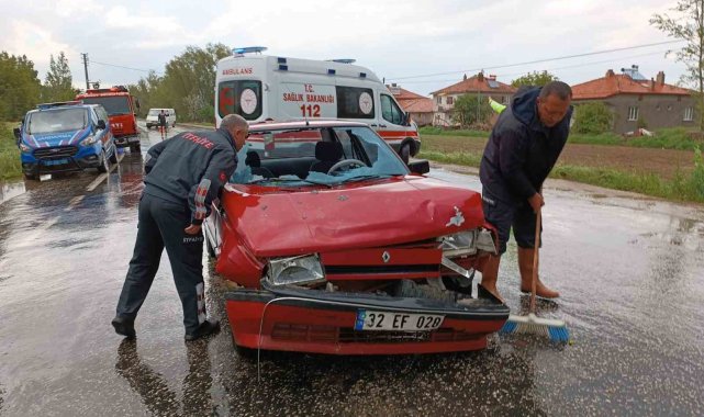 Minibüsün otomobille çarpıştığı kazada 2 kişi yaralandı