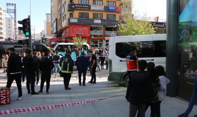 Minibüsün, otomobille çarpıştıktan sonra işyerine girdiği kaza kamerada
