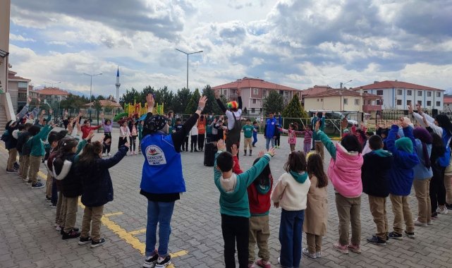 Minik öğrencilere palyaço sürprizi