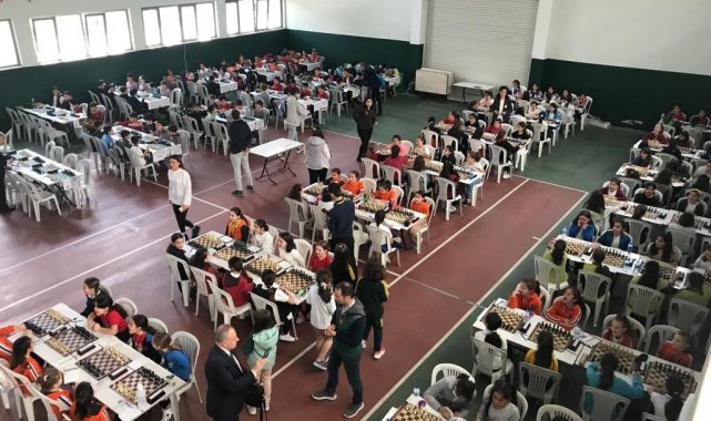 Minik satranç tutkunları kupalarına kavuştu