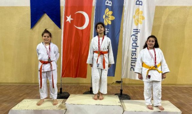 Minik sporcular şampiyonadan madalyayla döndü