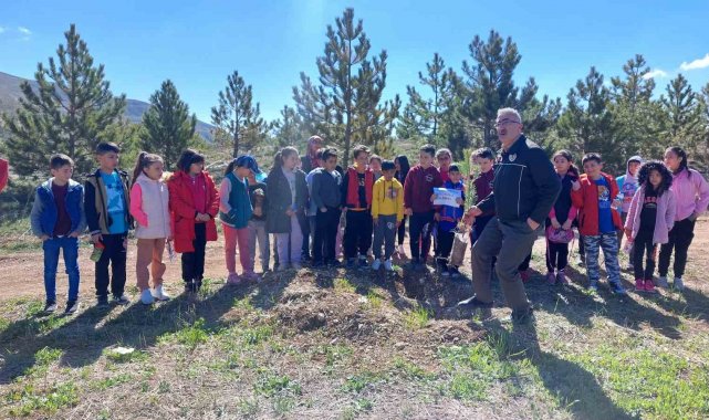 Minikler depremde ölenler anısına fidan dikti