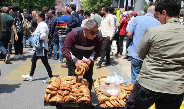 Mitingler simitçilerin yüzünü güldürdü