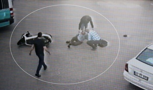 Motosikletin çarptığı yaya yaralandı; o anlar kamerada