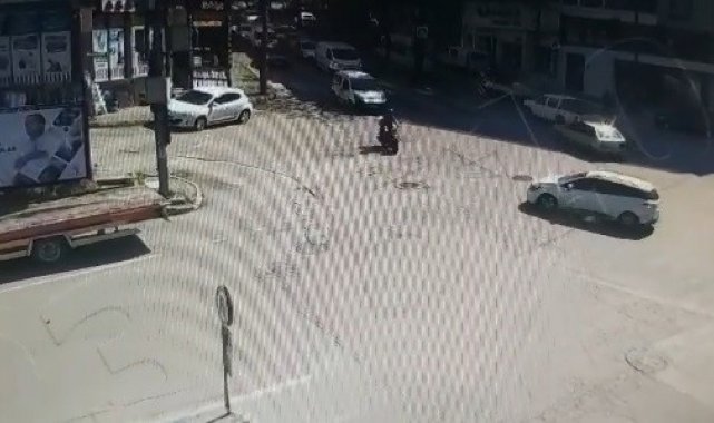 Motosikletiyle otomobile böyle çarptı, altında kalmaktan son anda kurtuldu