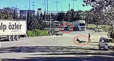Motosikletiyle otomobile çarpan sürücü yaralandı; kaza anı kamerada