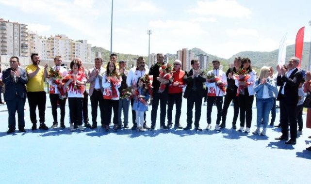 Muaythai Dünya Şampiyonası'nda madalya kazanan Kayserili sporcular çiçeklerle karşılandı