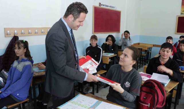Muğla'da öğrenciler için yeni kaynak kitaplar ücretsiz olarak dağıtılmaya başladı