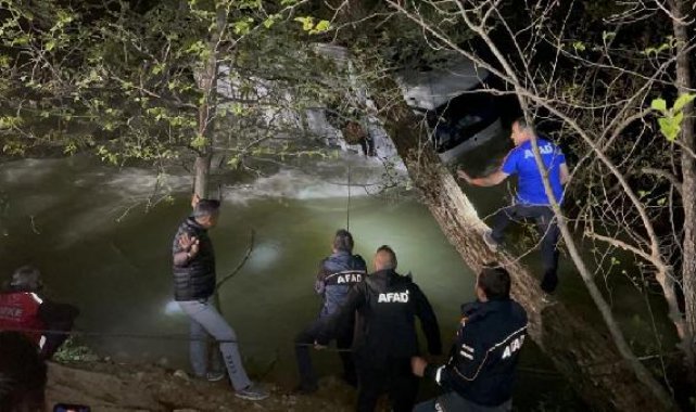 Munzur Çayı'na uçan kamyonda mahsur kalan 2 kişiyi ekipler kurtardı