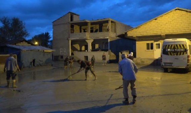 Muş'ta dere taştı: 35 ev hasar gördü, bir köprü yıkıldı
