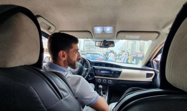 Müşteri gibi bindikleri taksiden sürücünün cep telefonunu çaldılar