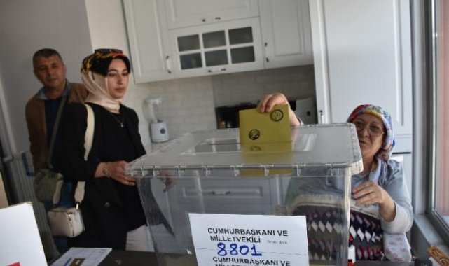 Niğde'de 30 engelli, seyyar sandıkta oy kullandı