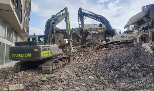 Nurhak'ta ağır hasarlı binaların yıkımı devam ediyor