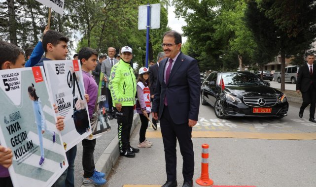 Öğrenciler trafik polisi oldu, trafik kurallarına dikkat çekti