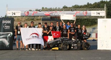 Öğrencilerden 100 kilometreye 3 saniyede ulaşan elektrikli formula aracı 
